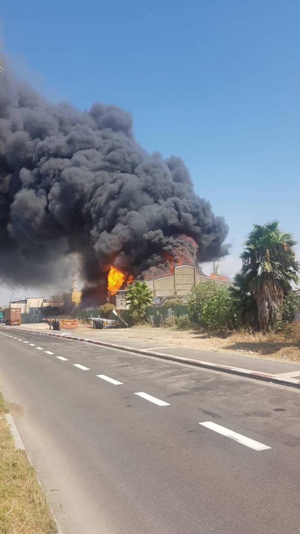 شاهد: حريق كبير في مخزن للزيوت في المدخل الشمالي لميناء حيفا
