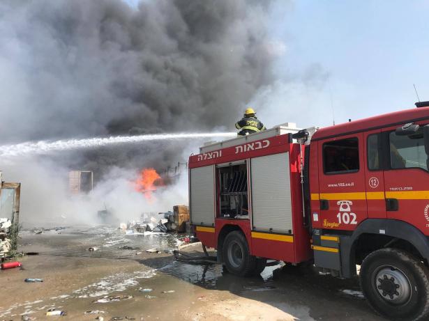 15 طاقم اطفاء وانقاذ يعملون على اخماد حريق كبير في مخزن بلاستك بكفرقاسم