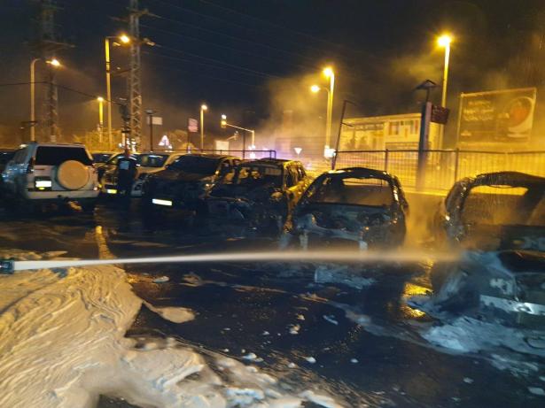 اشتعال النار في 6 مركبات في جولس: سلطة الإطفاء: اضرام النار متعمد
