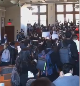 شاهد: هكذا احتج طلاب جامعة هارفارد امام السفير الإسرائيلي