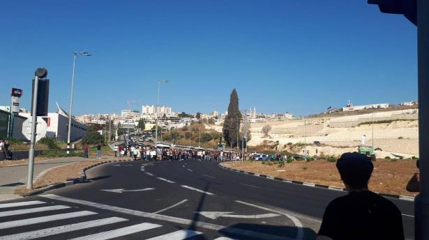 تظاهرة الناصرة رفضًا للعنف وإغلاق مفرق البيج