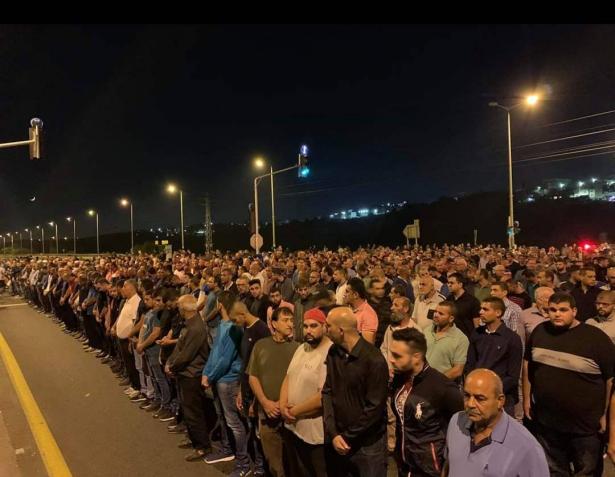 كفر قرع: المئات يغلقون شارع وادي عارة احتجاجا على استفحال العنف وتقاعس الشرطة