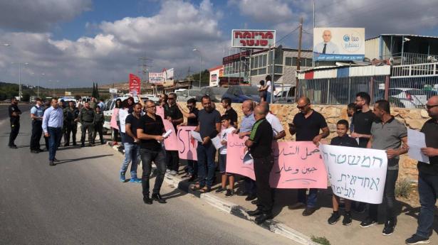 العشرات يخرجون في تظاهرة ضد العنف في بلدتي القبلة وصندلة