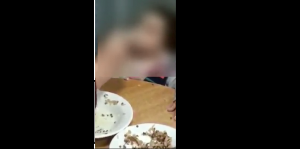 الفيديو الذي اثار الغضب لمربية تطعم طفلًا بصورة غير انسانية! المديرة للشمس: 