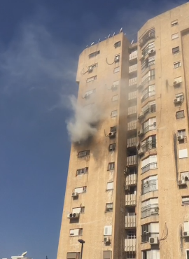 شاهد: اندلاع حريق في بناية سكنية في عكا