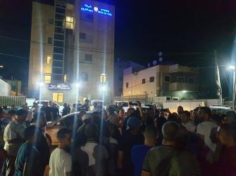 مجد الكروم بعد يومٍ عصيب، منتصر منصور للشمس: "منذ اقامة مركز الشرطة ارتفعت نسبة الحوادث"، حسين منّاع: "آن الأوان لإعلان حالة طوارئ وإجبار الشرطة بضبط الأمور"