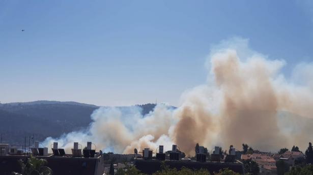 حريق هائل في منطقة القدس واخلاء منازل