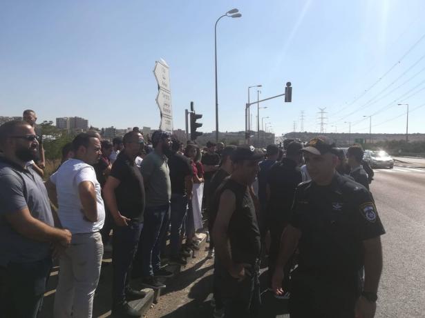 وقفة احتجاج على مدخل شفاعمرو رفضًا للعنف والجريمة