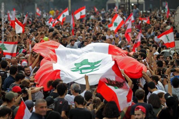 الجيش اللبناني يعلن تضامنه مع المتظاهرين والسفارة السعودية تدعو رعاياها بمغادرة لبنان