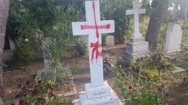 إعتداء على مقبرة حيفا البريطانية ورسم الصليب المعقوف