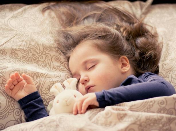 ما هو تأثير تغيير التوقيت على الساعة البيولوجية للجسم وكيف يؤثر على نوم اطفالنا؟