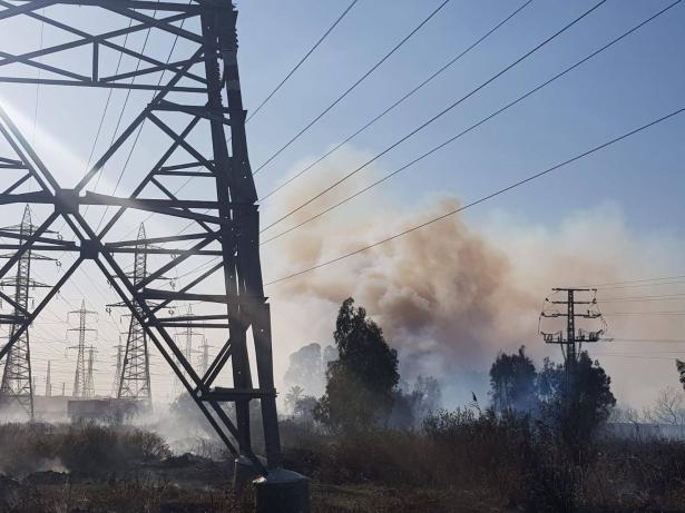 7 طواقم وطائرتيّ اطفاء تعمل على اخماد حريق كبير في برديس حنا