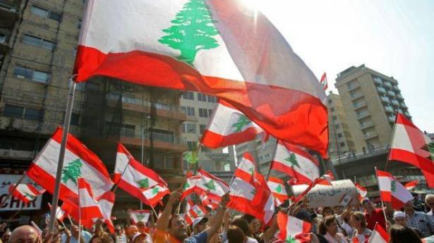 لبنان: استمرار سد الطرقات واصابة 3 جرحى في صيدا