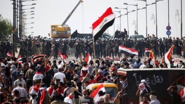 انسحاب المحتجين العراقيين من محيط السفارة الاميركية في العاصمة بغداد