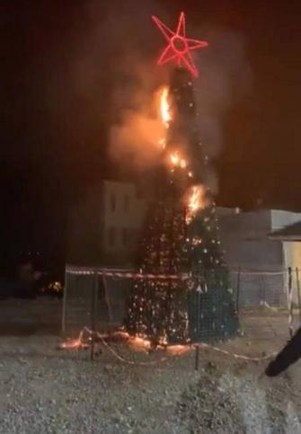 الجديدة المكر: مجهولون يقومون باضرام النيران في شجرة عيد الميلاد
