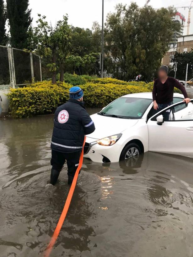 تخليص سائق مركبة غمرتها السيول في حيفا