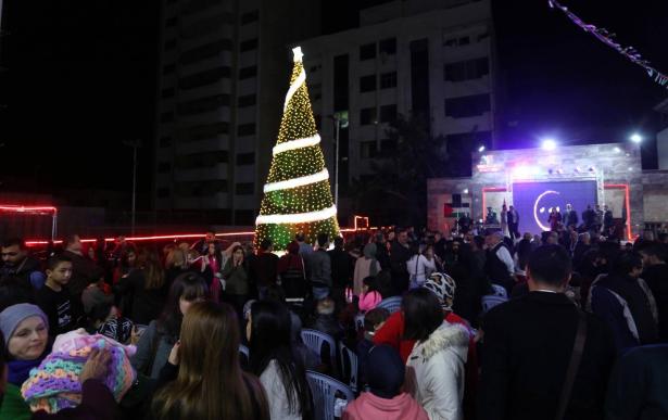 شاهد بالصور: اجواء رائعة في غزة خلال اضاءة شجرة الميلاد