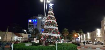 عكا: إضاءة شجرة الميلاد بأجواء بهيجة