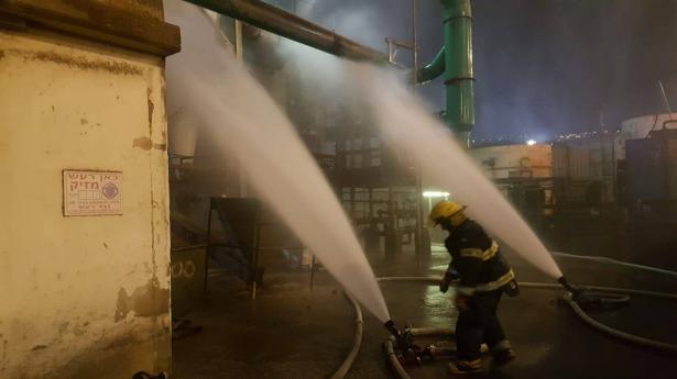 السيطرة على حريق شبّ قي احد مصانع الزيوت في ميناء حيفاء