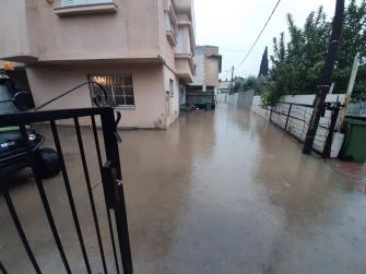 مياه الأمطار تؤدي الى سيول بين المنازل في كفرقرع