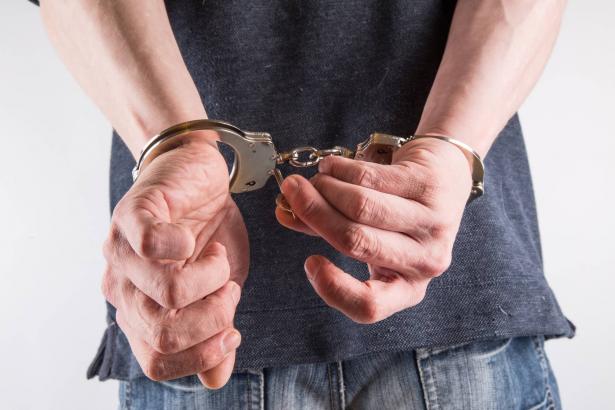 اعتقال 3 مشتبهين من طوبا بالسطو على محل مجوهرات في المغار تحت تهديد السلاح