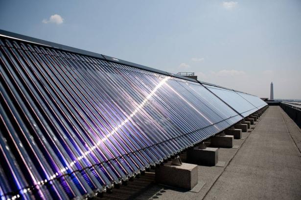 قرار يلزم المقاولين بمنع استخدام السخان الكهربائي بهدف البدء باستخدام الطاقة الشمسية