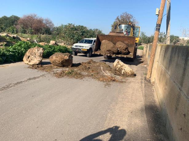 بأمر من الشرطة:  إغلاق مداخل حي س.ح في اللد بالحجارة والقوالب الاسمنتية