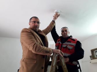 كفركنا: تركيب أجهزة كشف الدخان في منازل مسنين