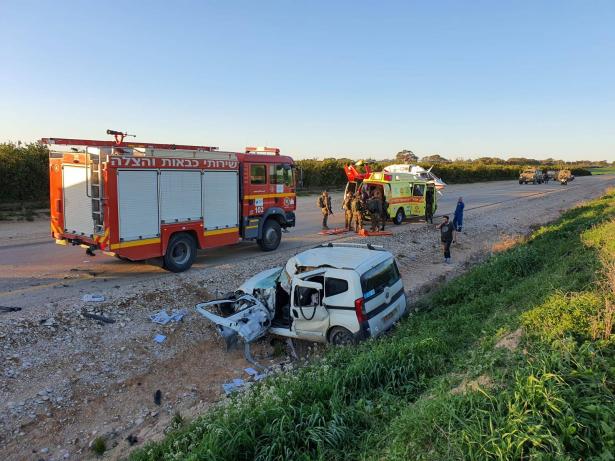 حادث طرق مروّع بين شاحنة ومركبة في الجنوب يسفر عن اصابة خطرة