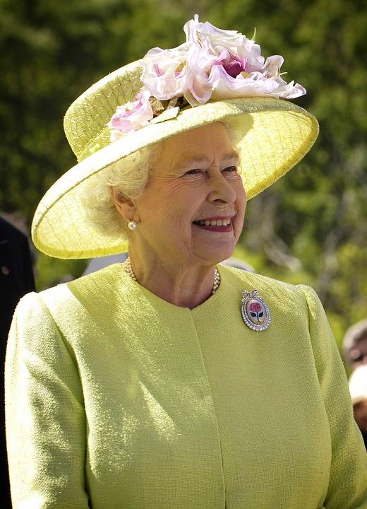 الملكة اليزابيث تمنح موافقتها للامير هاري وزوجته بترك ادوارهما في العائلة المالكة