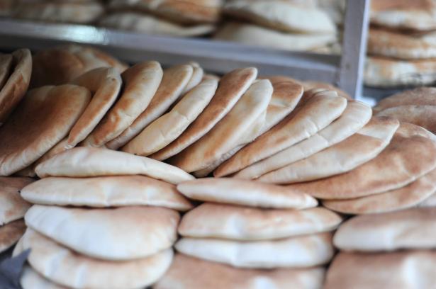 مخابز في البلاد تعلن تقديم الخبز مجانًا لكل شخص غير قادر على شرائه