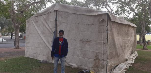 للأسبوع الثاني: صالح ابو فارس من يافا في الخيمة مع عائلته في ظروف مزرية والشمس تواكب قضيته