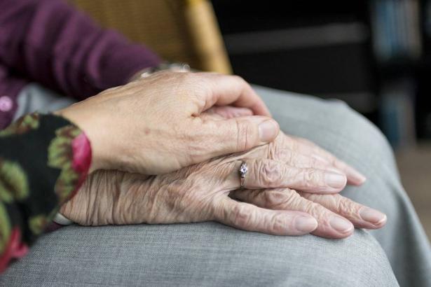 ارشادات هامة في كيفية التعامل مع المسنين لتفادي تعرضهم للكورونا