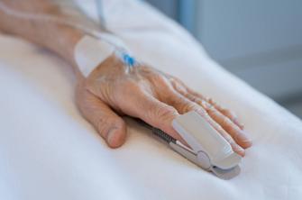 السائق المقدسي الذي أصيب بفيروس كورونا اجتاز مرحلة الخطر ويتنفس بشكلٍ طبيعيّ