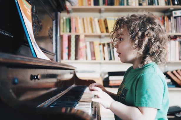 كيف تساعد الموسيقى في تأهيل الأطفال المصابين بالتوحد؟
