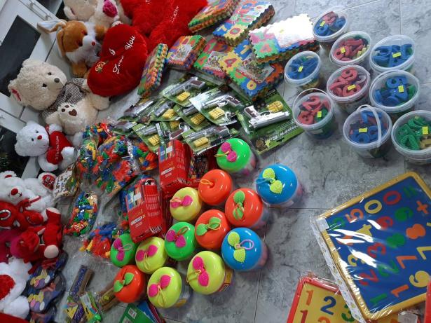 نساء من يافة الناصرة يتبرعن بألعاب ويوزعنها على الأطفال في الأحياء