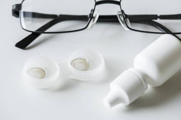هل وضع النظارات أفضل من استخدام العدسات اللاصقة في زمن كورونا؟