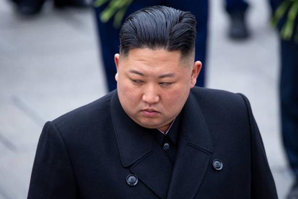 اول ظهور لزعيم كوريا الشمالية كيم جونغ أون وسط تكهنات عالمية حول صحته والرئيس الاميريكي يمتنع عن التعتقيب
