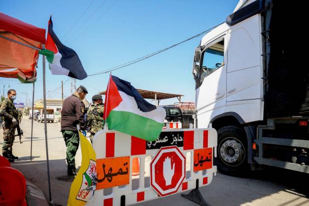 عودة عالقين فلسطينيين من الأردن وإصابات جديدة بكورونا في فلسطين