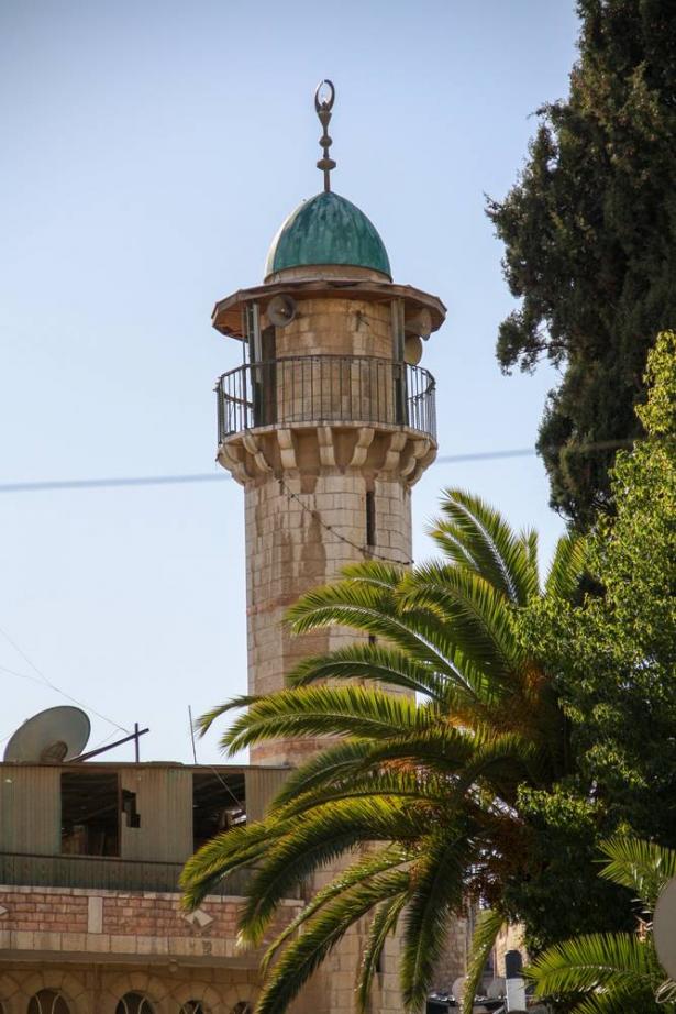 العشرات من المصلين تظاهروا في باقة الغربية في ساحة مسجد أبو بكر الصديق ، احتجاجا على اغلاق المساجد