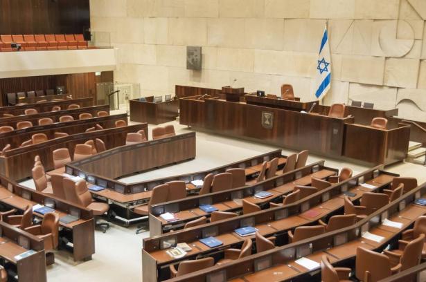 الحكومة تصادق بالقراءة الاولى على تعديل قانون سيسمح بتشكيل حكومة بالتناوب بين رئيس الوزراء بنيامين نتنياهو ، ورئيس كحول لافان بيني غانتس