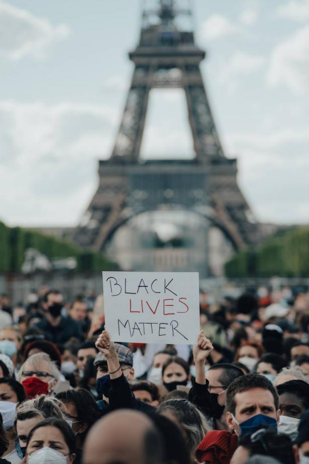 الاف الفرنسيين  يتظاهرون ضد العنصرية وتضامنا مع قضية جورج فلويد