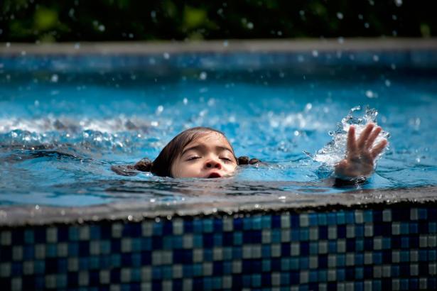 أريحا: مصرع الطفلة ايليا امير جواد من (عامين ونصف) غرقا في بركة سباحة بمنزل