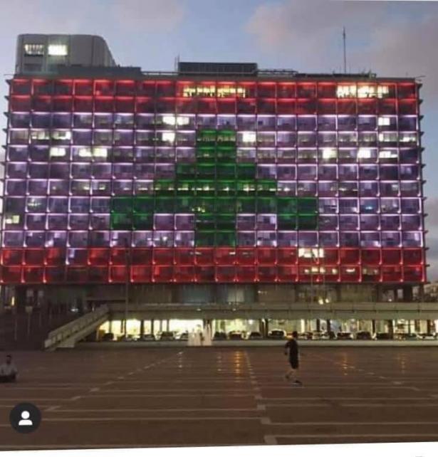 إضاءة مبنى بلدية تل ابيب بالعلم اللبناني تضامنا مع الشعب اللبناني