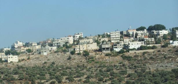 الضفة الغربيّة: إصابة شبان برصاص الجيش الإسرائيلي خلال مواجهات في قرية دير أبو مشعل
