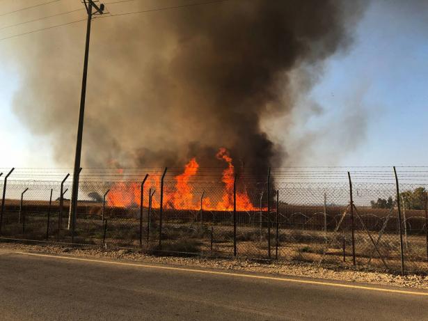 مصادر اسرائيلية: اندلاع 30 حريقا في منطقة غلاف غزة