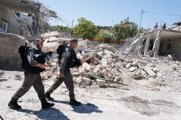 القدس: جرافات الجيش الاسرائيلي تهدم ثلاثة منازل لثلاثة اشقاء في حي سلوان
