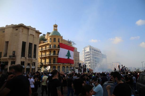 لبنان: مقتل عنصر أمني وإصابة عشرات المتظاهرين في مواجهات بين الامن والمحتجين