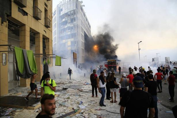 اشتباكات بين قوات الأمن ومئات المحتجين بوسط العاصمة اللبنانية بيروت