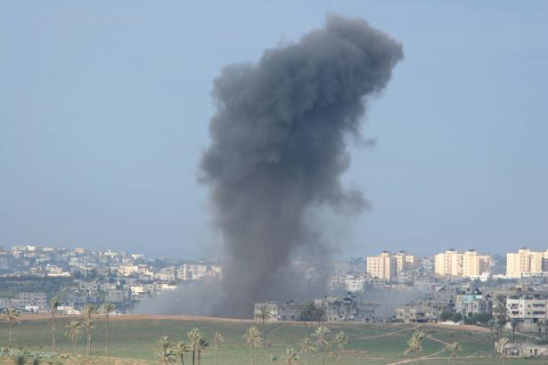 الجيش الاسرائيلي:  طائراتٍ حربيّة ومروحيّة ودبابات استهدفت عددًا من نقاط تابعة لحماس في غزّة